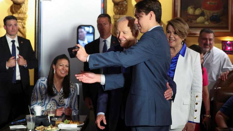 Biden tirou selfies com apoiadores em um restaurante em Las Vegas