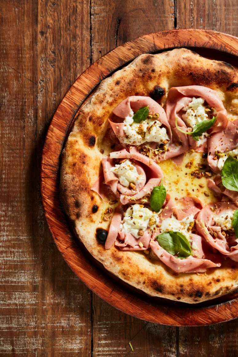 Pizza da Bráz em homenagem à região italiana Emilia-Romagna: Mortadela Bologna, pistache, mussarela fresca, mussarela desfiada com creme de leite, manjericão e raspas de limão