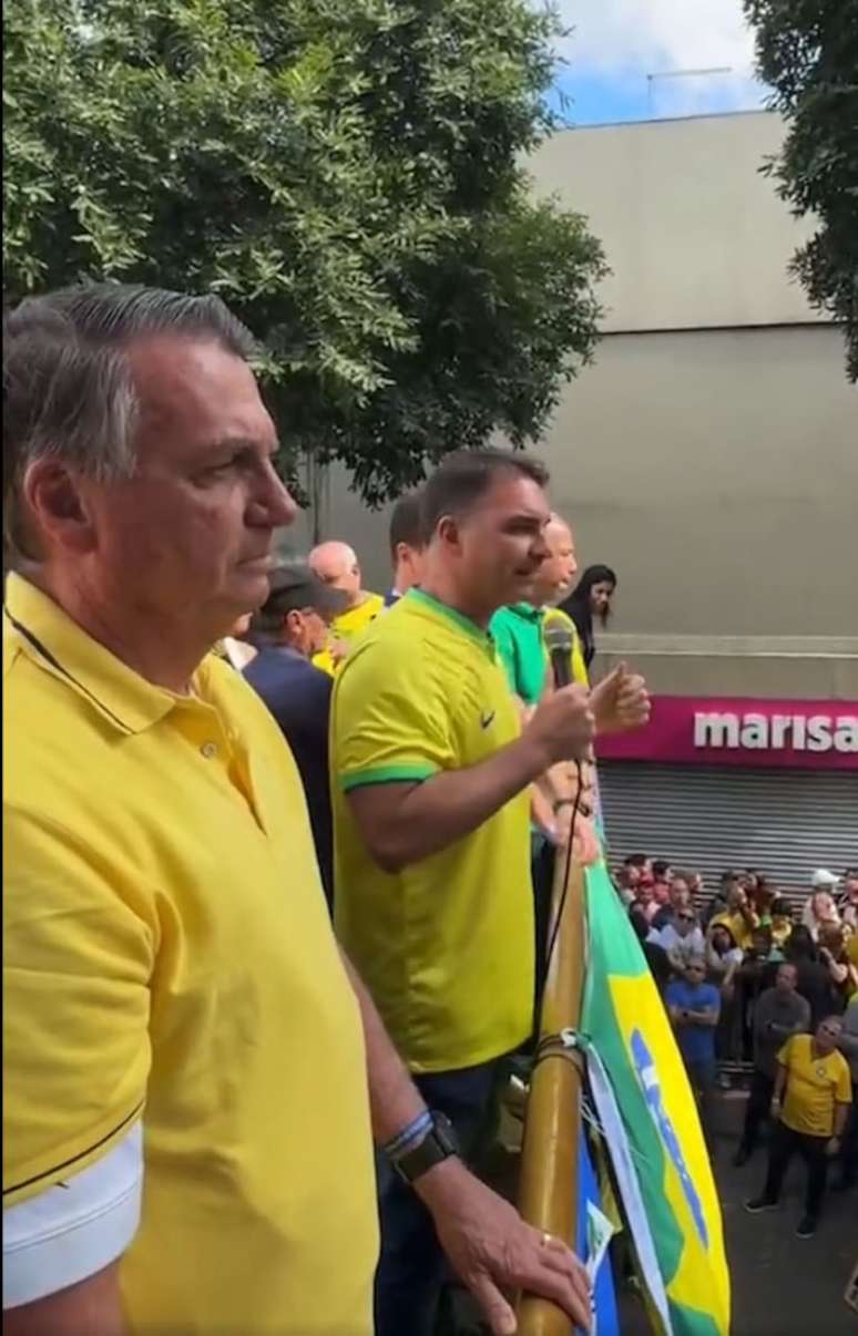 Jair Bolsonaro e Flavio Bolsonaro em ato de pré-campanha em Campo Grande, na zona oeste do Rio de Janeiro (RJ)