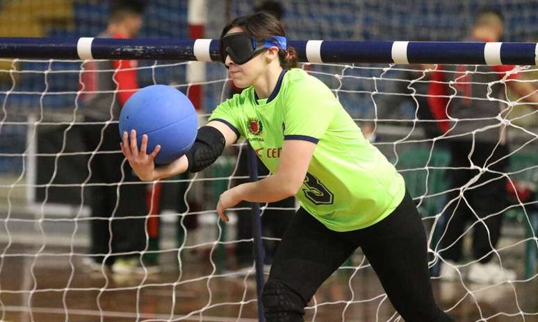 Jimena projeta o corpo para a frente enquanto tem a bola dominada no braço direito ao iniciar a corrida do arremesso. (Renan Cacioli/ CBDV)