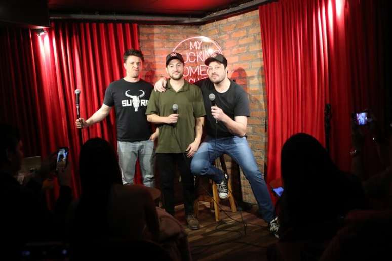 Comediantes Oscar Filho, Danilo Gentili e Vincent Martella no palco do clube de comédia My Fucking Comedy Club