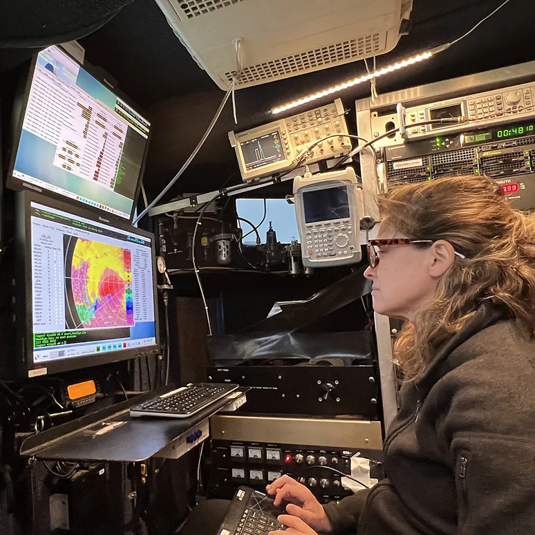 Cientistas como Karen Kosiba utilizam modelos meteorológicos para monitorar as condições que podem produzir tornados