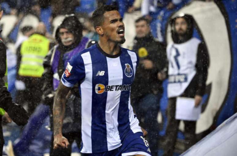 Galeno comemora gol marcado com a camisa do Porto –