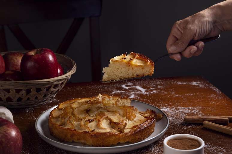 Veja a receita de bolo de maçã com canela