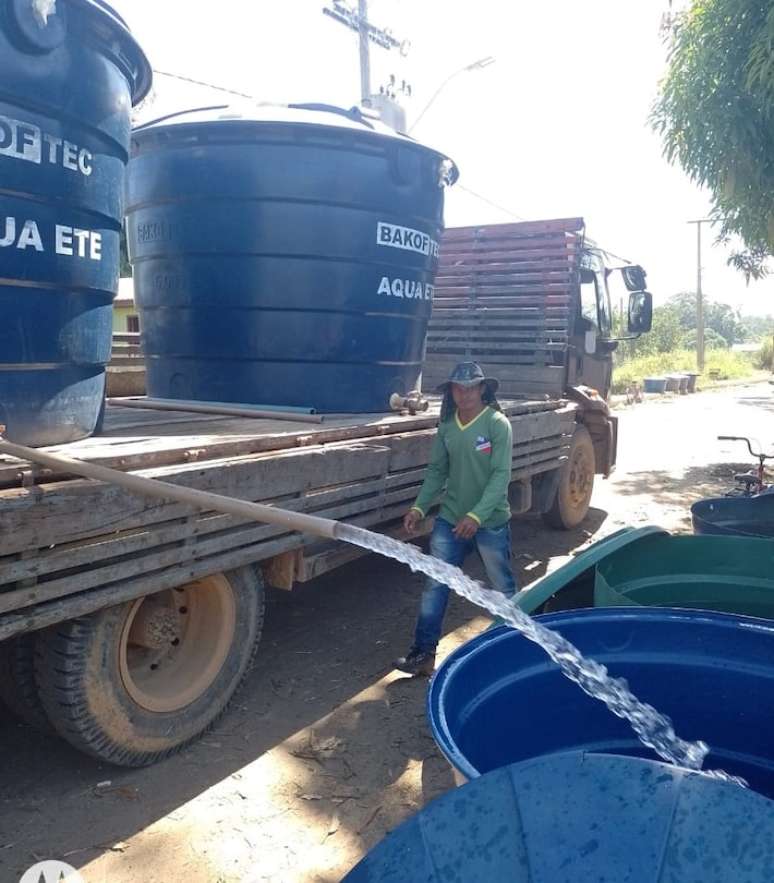 Caminhão improvisado com duas caixas d’água tem sido usado abastecer bairros de Envira.