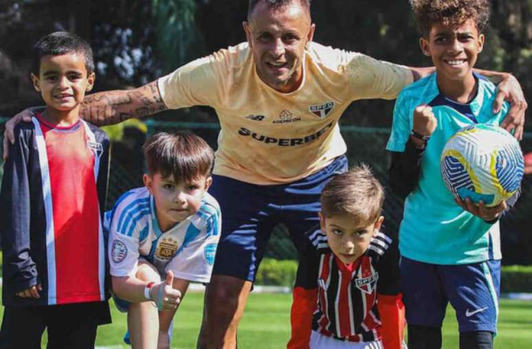 Rafinha levou os filhos para o treinamento desta sexta –