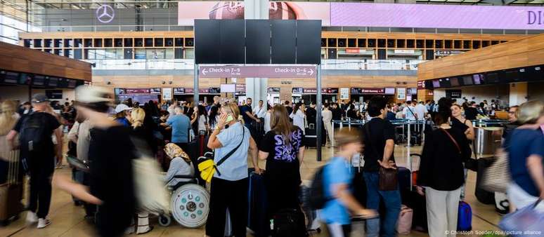 Aeroporto internacional de Berlim foi forçado a suspender seu tráfego aéreo por várias horas