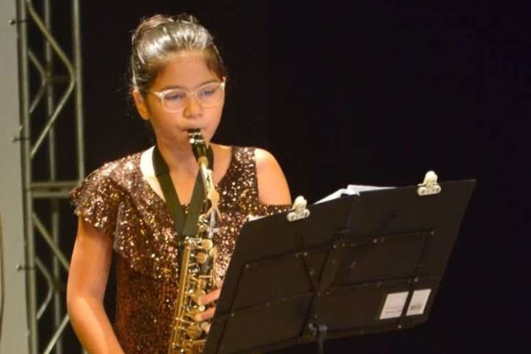 A adolescente se dedica ao saxofone e violino, e já passou em um vestibular de Música, aos 13 anos