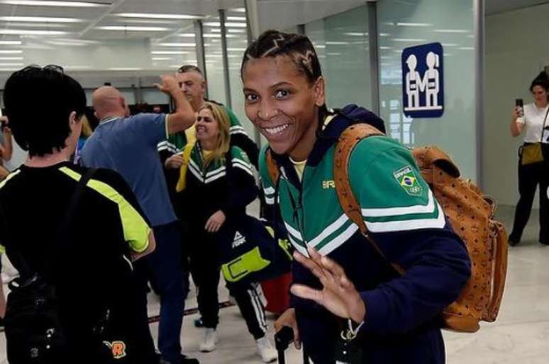 Judoca Rafaela Silva desembarcou em Paris nesta sexta-feira