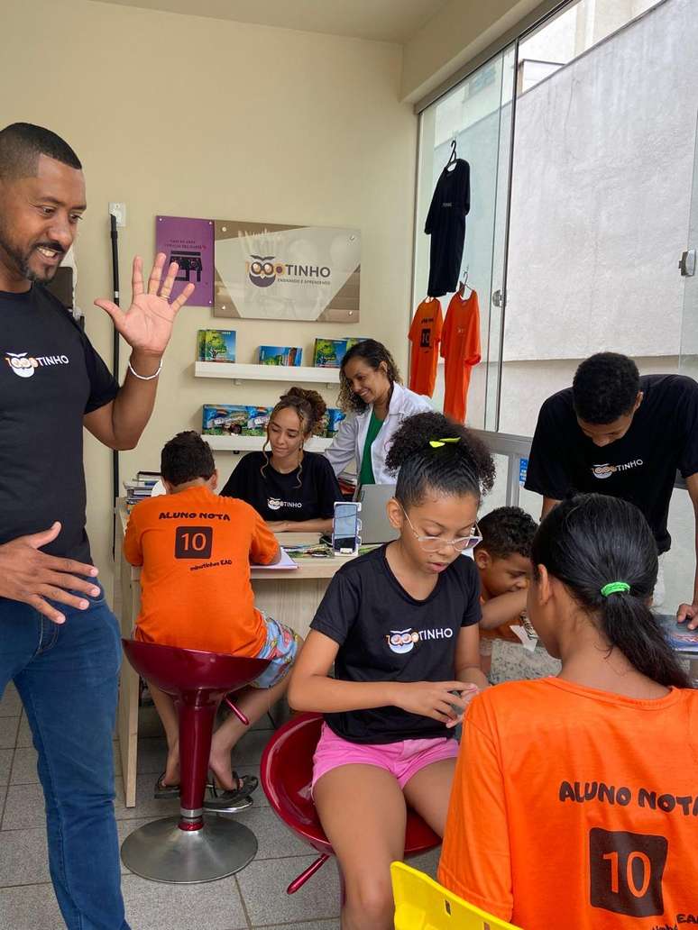 Miltinho passou a dar aulas de reforço após auxiliar a filha com dificuldades na escola