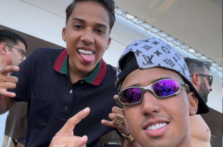 &agrave; esquerda, Deivis Elizeu Costa Silva, o Nino Abravanel, e &agrave; direita, seu irm&atilde;o Derik Elias Costa Silva