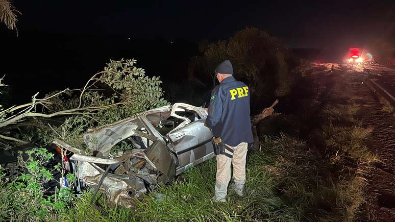 Batida entre dois carros e um caminhão deixa seis pessoas mortas no RS