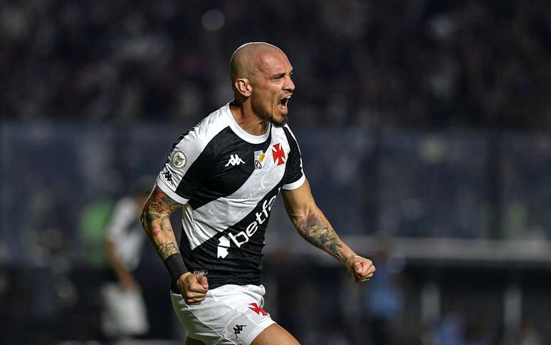 Maicon tem um gol com a camisa do Vasco