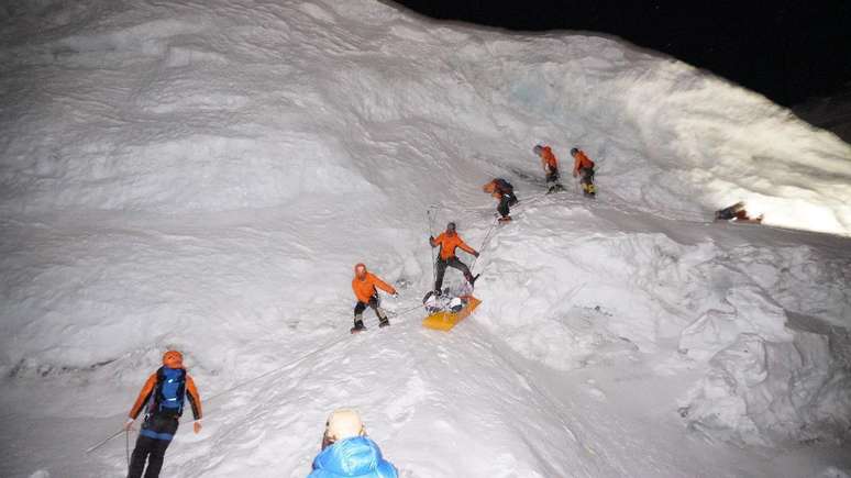 A equipe trabalhou principalmente à noite perto do cume, pois não queria perturbar os outros alpinistas