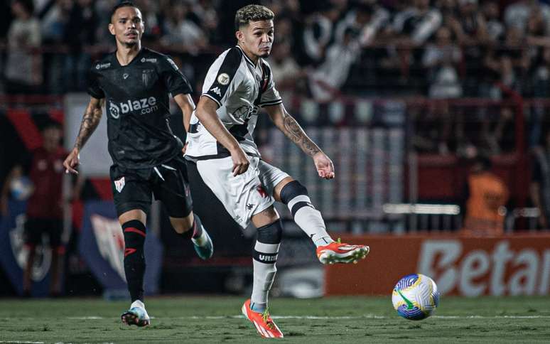 Adson pode chegar a 10 jogos como titular do Vasco