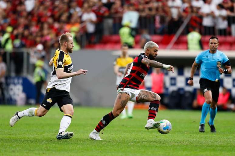 FLA BRASÍLIA DF 20.07.2024 CAMPEONATO BRASILEIRO 2024 FLAMENGO/CRICIÚMA ESPORTES OE - Lance da partida entre Flamengo X Criciúma realizada na tarde deste sábado 20 de Julho no Estádio Mané Garrincha em Brasília. A partida é válida pela 18º rodada do Campeonato Brasileiro de 2024. FOTO: WILTON JUNIOR/ ESTADÃO