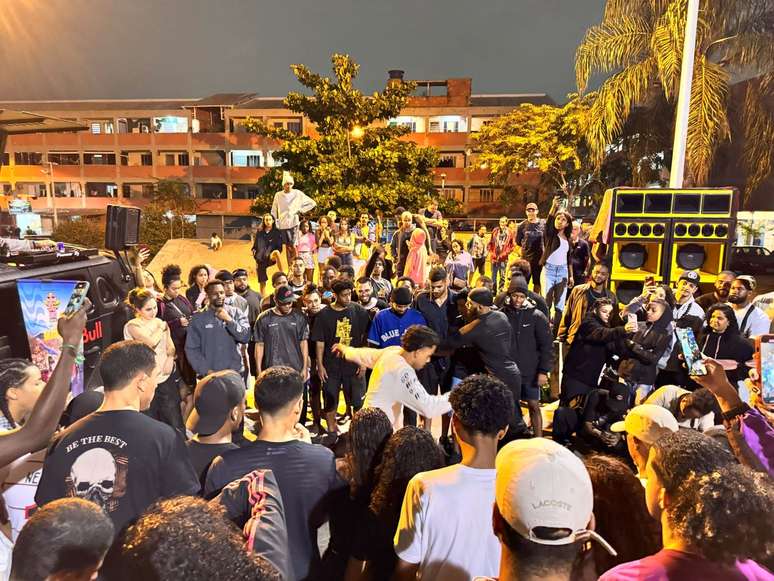 A comunidade em Manguinhos foi à praça ver o passinho e o break batalharem, danças vencedoras das periferias.