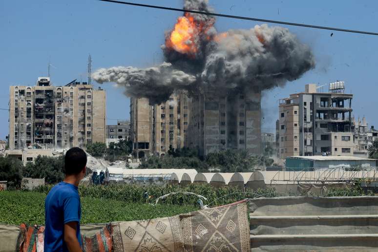 Uma explosão ocorre após um ataque aéreo israelense a um prédio residencial, em meio ao conflito Israel-Hamas, em Nuseirat, no centro da Faixa de Gaza, neste 20 de julho 