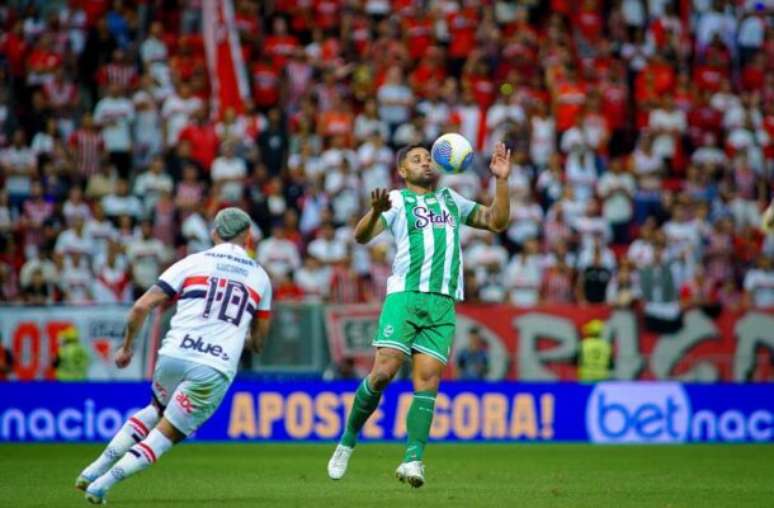 Jogadores de São Paulo e Juventude em disputa de bola no Brasileirão –