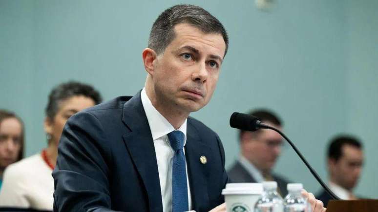 Secretário de Transportes Pete Buttigieg se candidatou à presidência em 2020 e é frequentemente elogiado como um dos melhores comunicadores da administração Biden