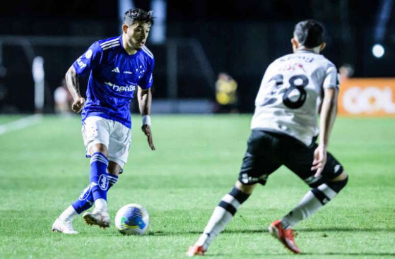 William tenta fugir da marcação do adversário durante confrontro entre Palmeiras e Cruzeiro –