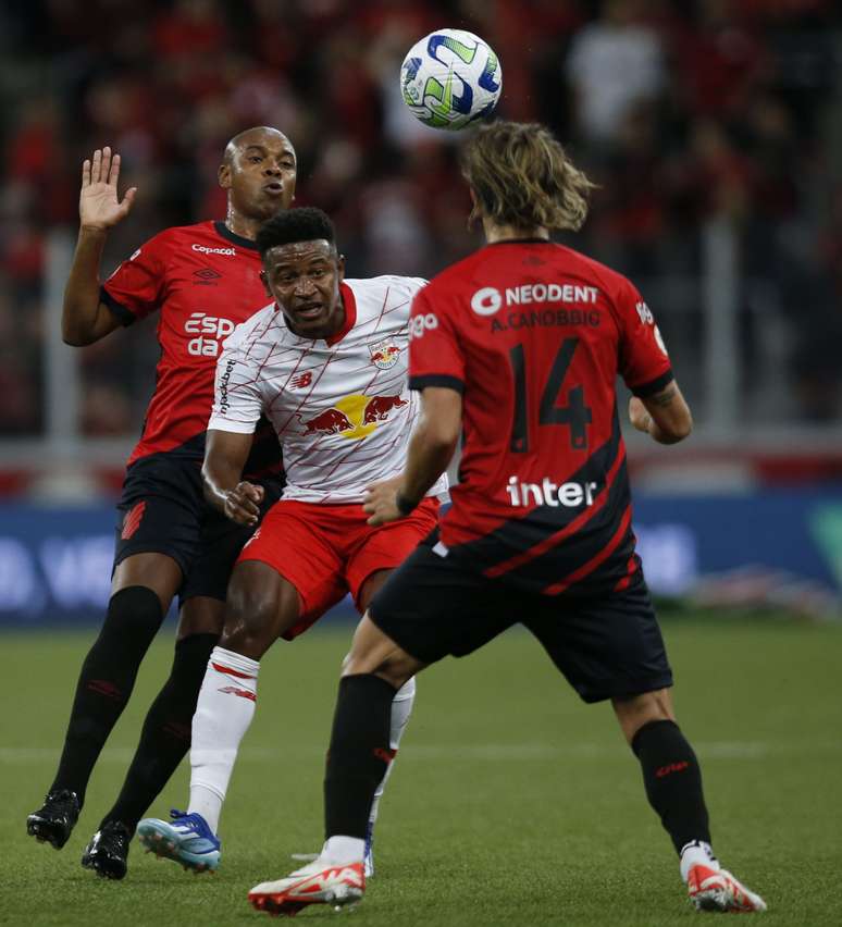 Red Bull Bragantino e Athletico se enfrentam em confronto direto pelo G-6 do Brasileirão. 