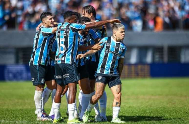 Jogadores do Grêmio comemoram o gol de Soteldo (à direita), o primeiro sobre o Vitória