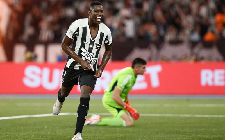 Luiz Henrique celebra gol pelo Botafogo diante do Internacional