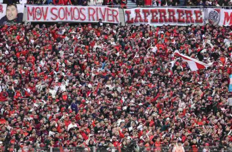 Torcida do River Plate dá péssimo exemplo ao mundo do futebol –