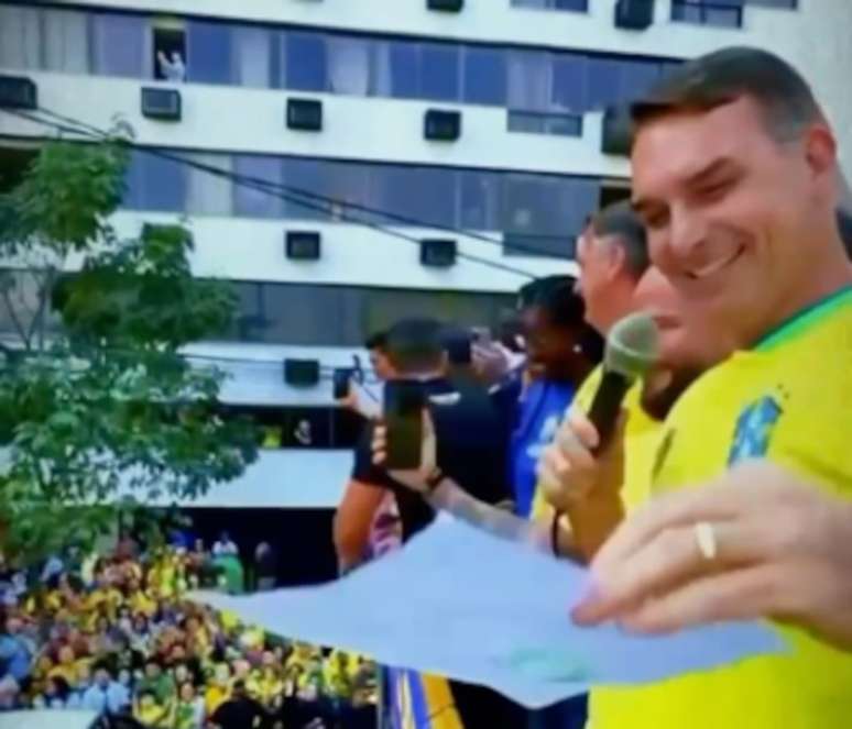 Flávio Bolsonaro em evento de apoio a Carlos Jordy em Niterói