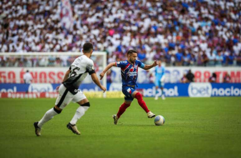 Everton Ribeiro leva o Bahia ao ataque, mas Hugo, do Corinthians, o observa