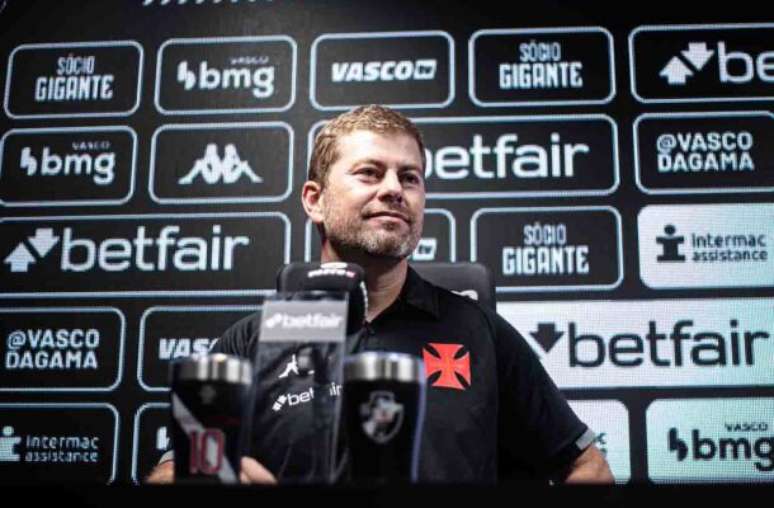 Rafael Paiva em coletiva do Vasco – 