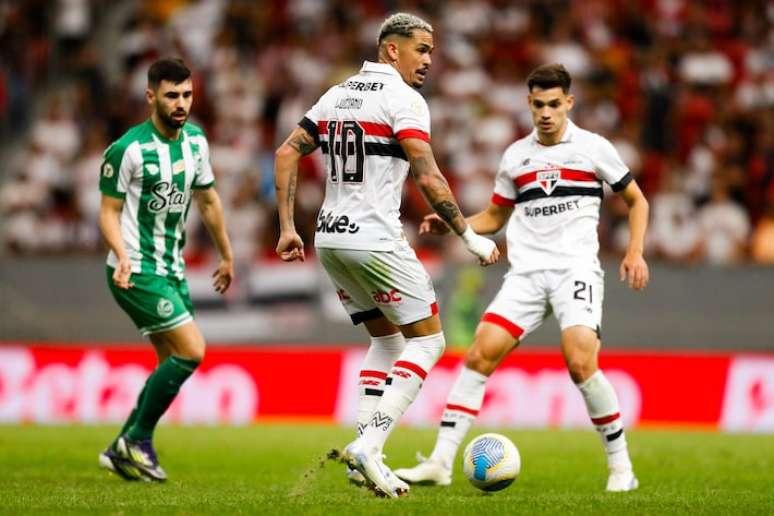 Luciano teve a melhor chande para o São Paulo no primeiro tempo, mas chutou no travessão.