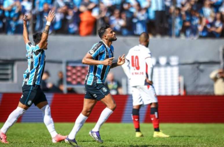 Reinaldo e os companheiros celebram o gol de Soteldo, o primeiro do Grêmio. Mas, no fim lateral também faria o dele, no fim