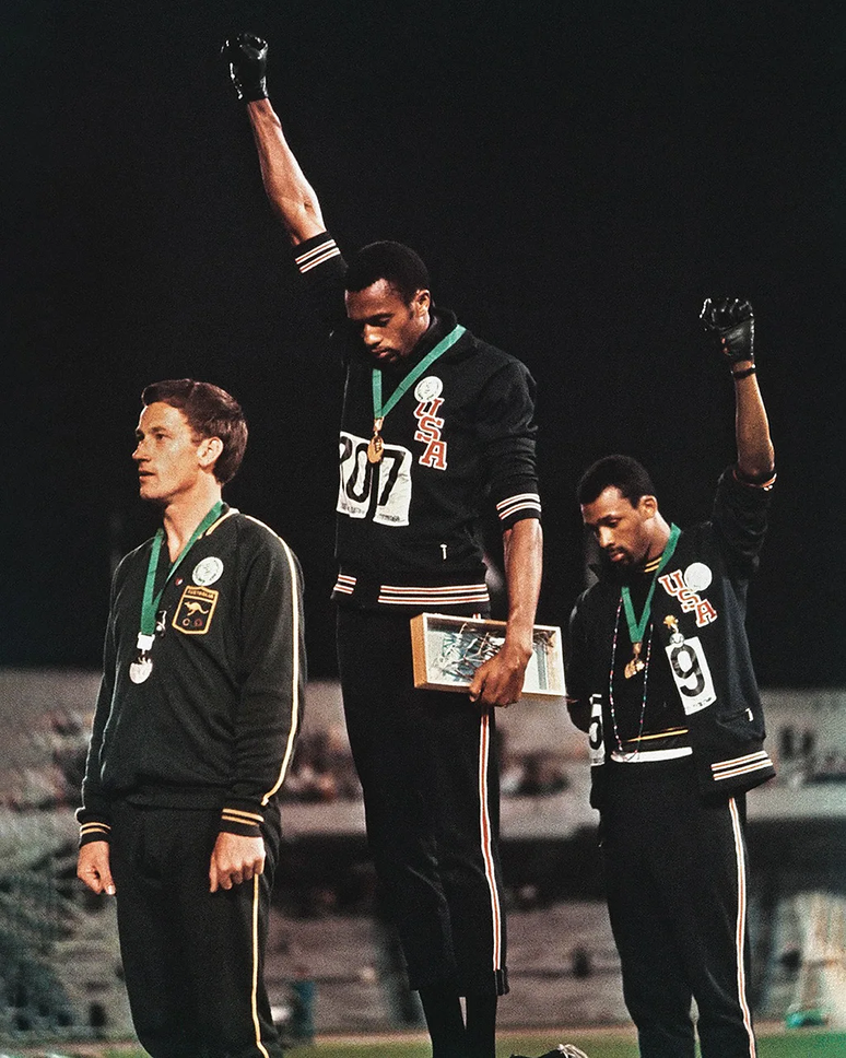 Tommie Smith e John Carlos protestam contra a segregação racial na Cidade do México, 1968