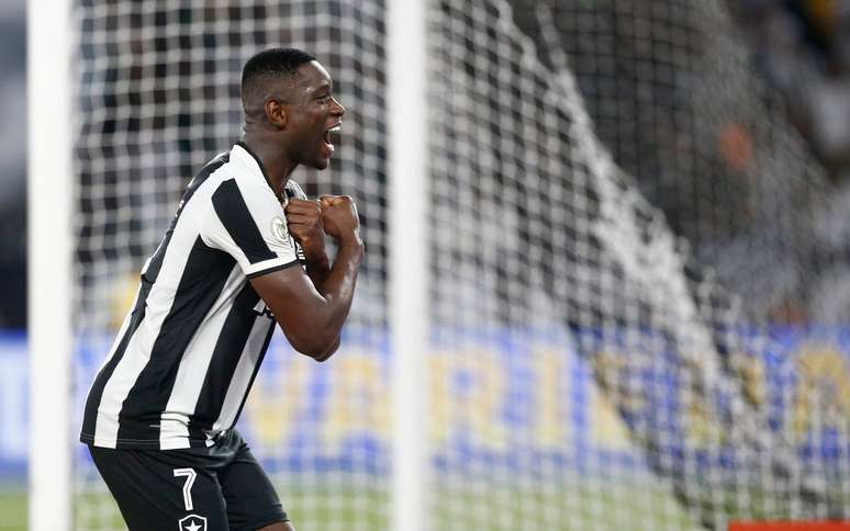 Luiz Henrique celebra gol pelo Botafogo diante do Internacional