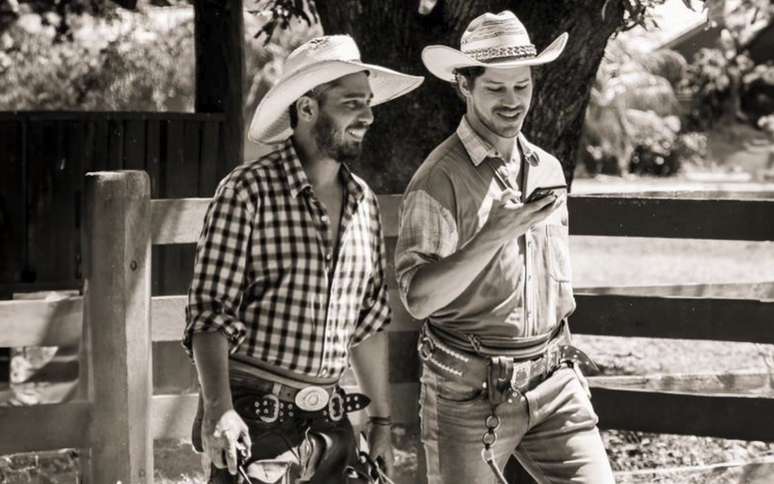 Thommy Schiavo e José Loreto juntos nos bastidores da novela Pantanal 