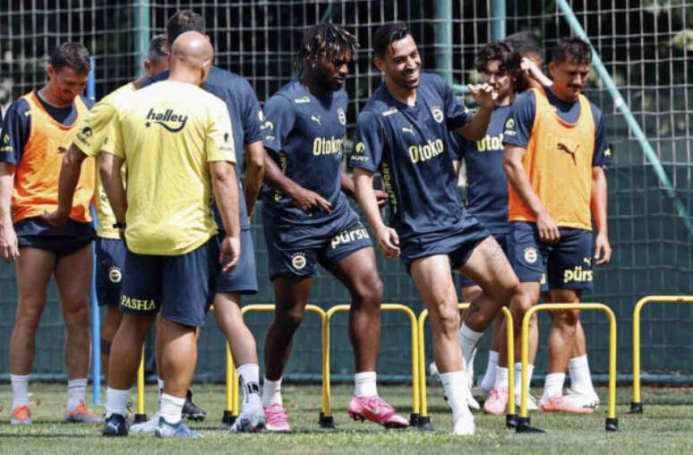 Técnico José Mourinho (E) conversa com jogador do Fenerbahçe durante treino da equipe –