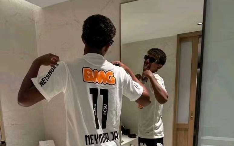 Lamine Yamal curte férias com camisa de Neymar na época do Santos