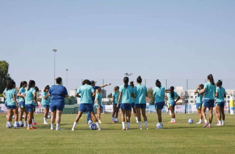 Seleção feminina durante treinamento –