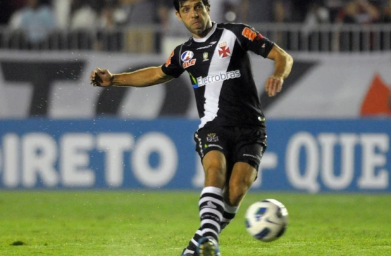 Ídolo do Vasco, Juninho Pernambucano sempre foi um exímio cobrador de falta –