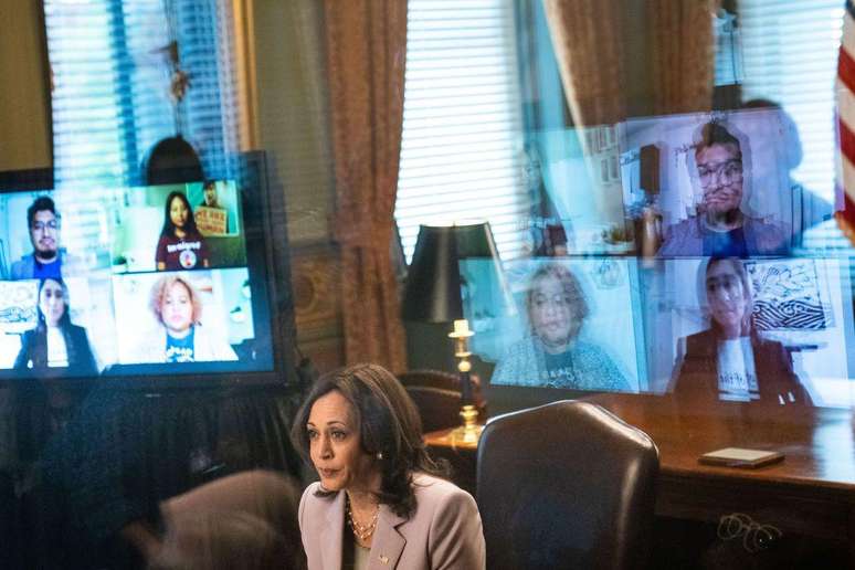 Kamala Harris conversando com jovens imigrantes na Casa Branca em 2022