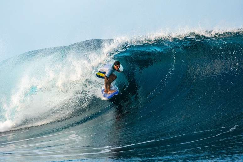 Gabriel Medina treina em Teahupoo. 