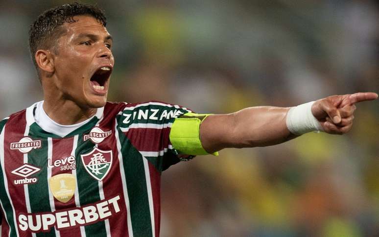 Thiago Silva orienta o time do Fluminense durante duelo com o Cuiabá