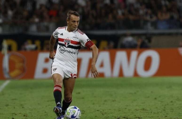 Rafinha em ação com a camisa do São Paulo –