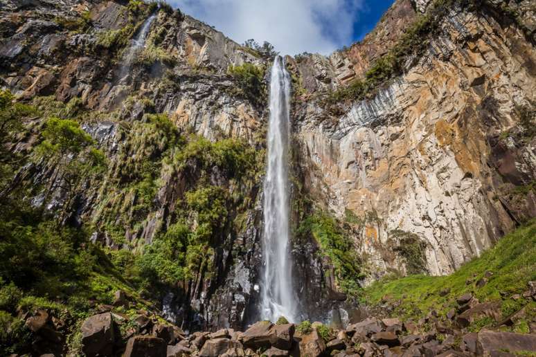 A Cascata do Avencal em Urubici, com 100 metros de queda, é rodeada pelo parque ecológico Mundo Novo e oferece paisagens deslumbrantes 