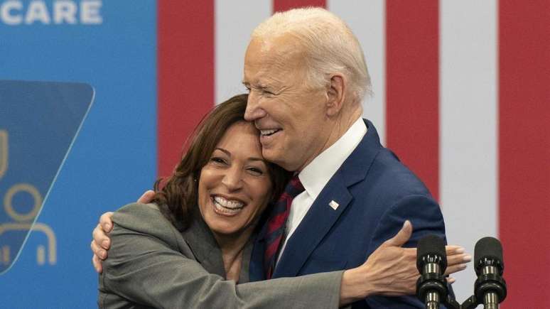Muitos democratas estão rapidamente se unindo em torno de Kamala Harris como sua nova candidata