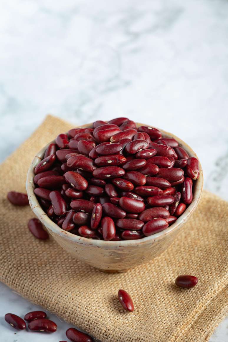 Veja como preparar salada de feijão vermelho para variar no consumo dos grãos