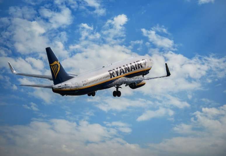 Ryanair prevê redução no valor de suas tarifas durante o verão europeu, em meio a uma queda no lucro.