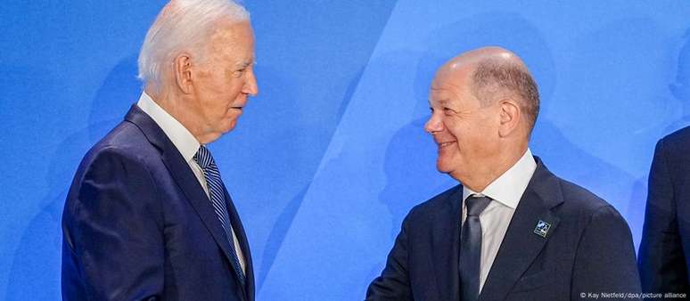 O chanceler federal alemão, Olaf Scholz (d), e Biden: A "Decisão de não concorrer novamente merece respeito", diz o alemão